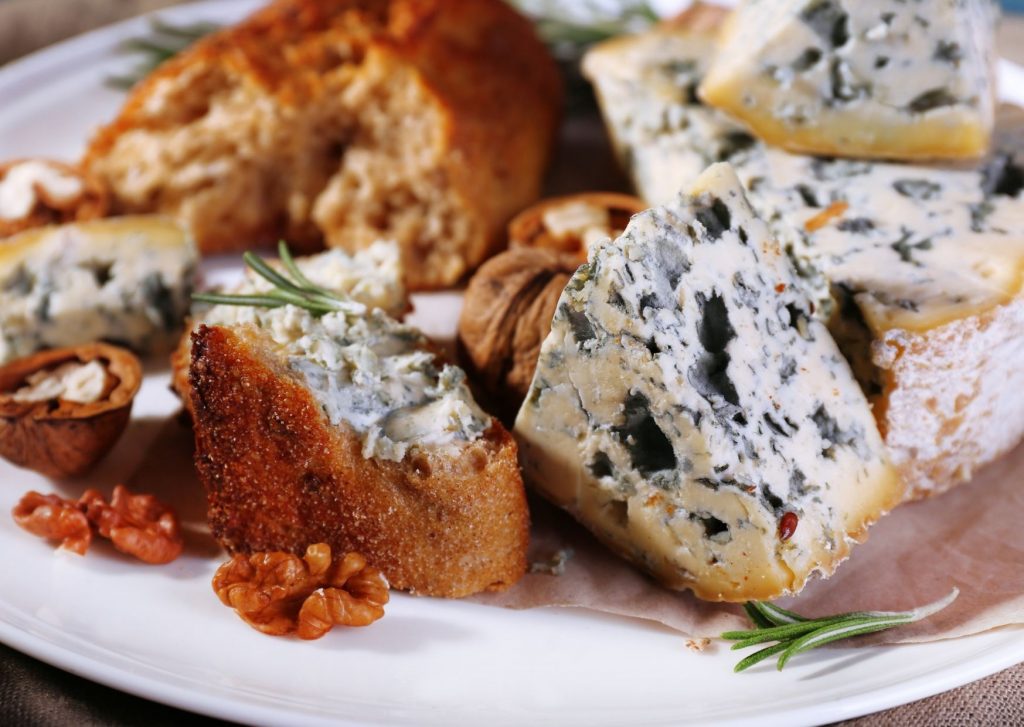 Delicia de pan saborizado con roquefort, nueces y cieruelas tiernizadas