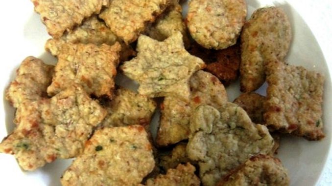 galletitas de ajo y tomillo plato con galletitas
