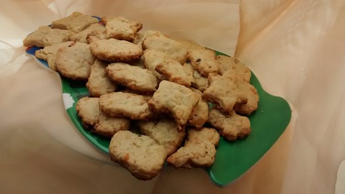 galletitas de queso y panceta (bacon) plato con galletitas