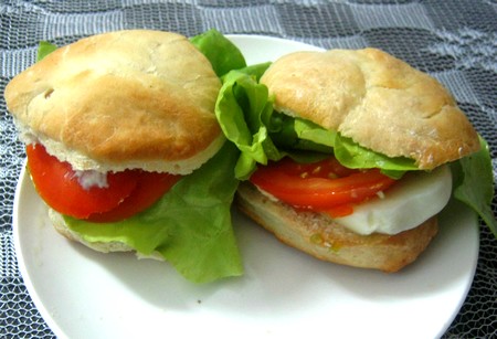 Panes redonditos transformados en sándwiches