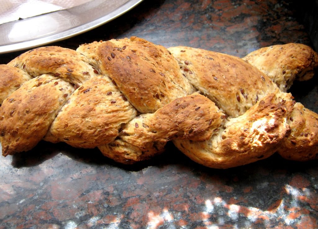 Pan integral trenzado relleno de alcauciles (alcachofas) y salsa blanca