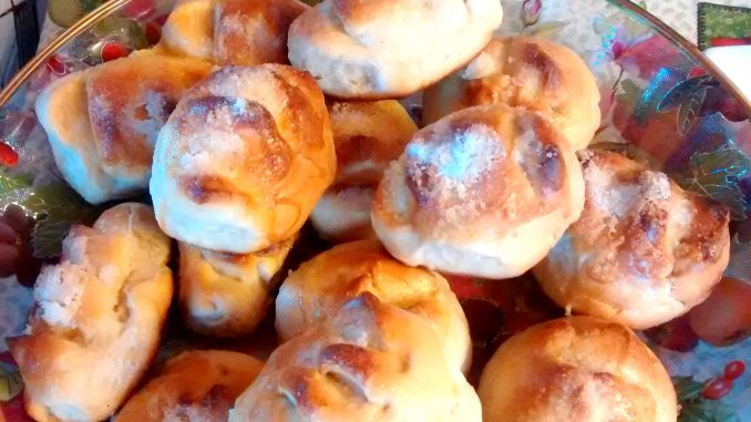 pancitos dulzones para el desayuno plato con pancitos