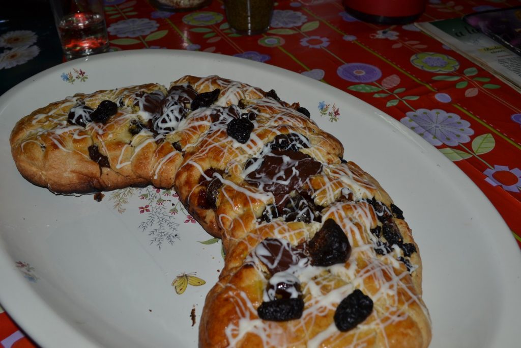 rosca rellena de mazapán y de ciruelas negras