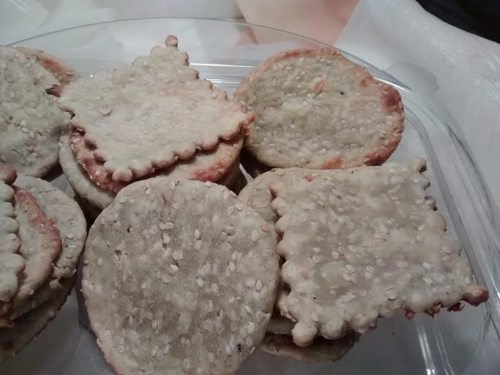 Galletas con harina arvejas y sésamo