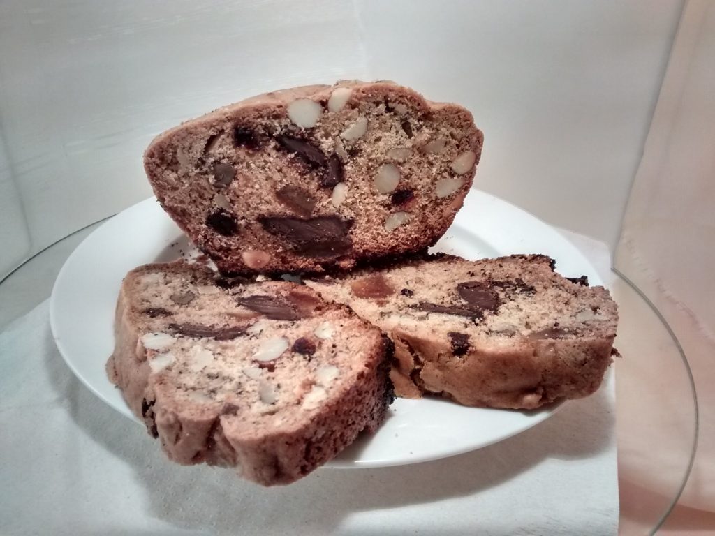 Budín inglés con frutas y chocolate