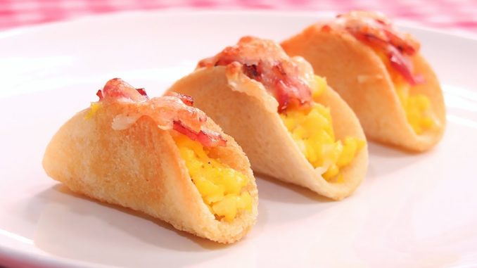 Mini tacos de pan con bacon huevo y queso crujientes y deliciosos