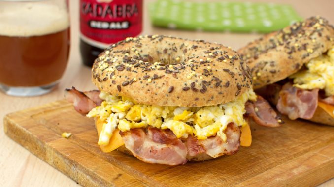 Bagels de bacon y huevos revueltos