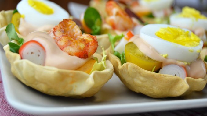 Cestitas de aperitivo con salsa coctel