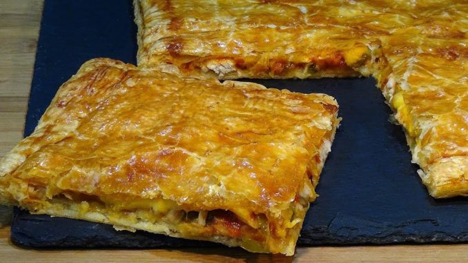 Empanada de pollo con masa de hojaldre