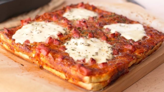 Pastel de pan de molde estilo pizza