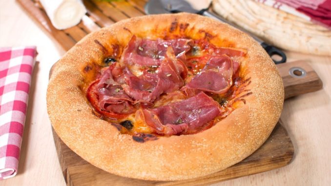 Pizza pata negra con bordes rellenos de queso