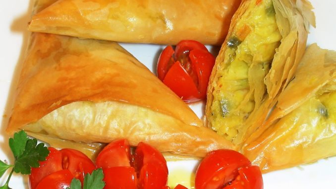 Triangulos de masa philo con verduras al curry