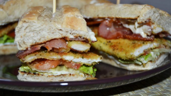 Bocadillo de pollo y bacon