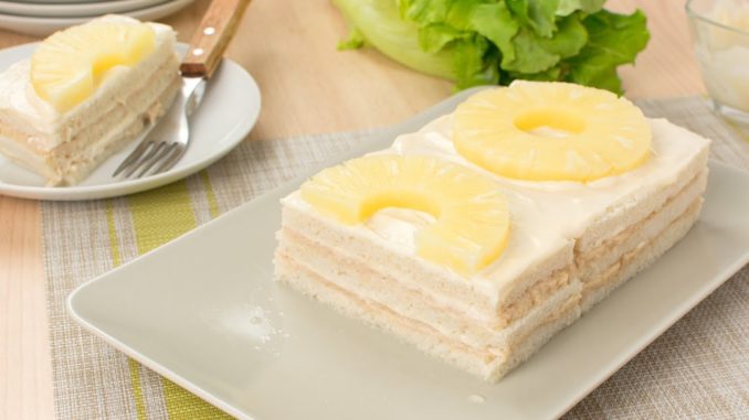 Pastel de verano de pina y atun con pan de molde
