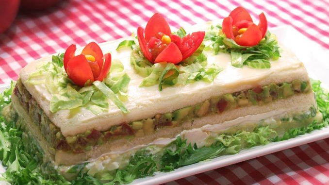 Pastel frio de pollo con pan de molde